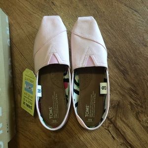 Brand New Women’s Size 9 Toms Canvas Shoes Pink